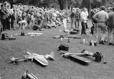 127023 Afbeelding van de demonstratie van modelvliegtuigen door de Utrechtse Luchtvaartclub De Kemphanen in het ...